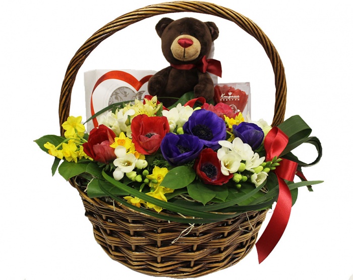 Корзины с цветами и игрушками Корзины с цветами и игрушками