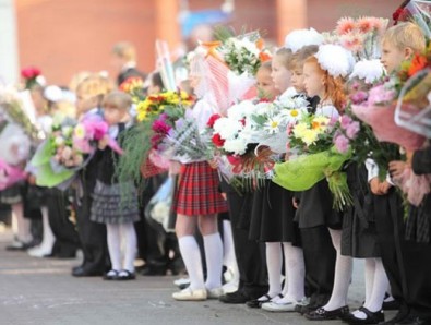 Students with flowers for the 1st day od school