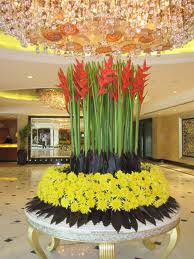 Цветочная композиция, украшающая холл отеля