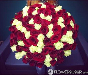 Gigantic bouquet of roses with delivery to Russia, Ukraine, Moldova, Belarus