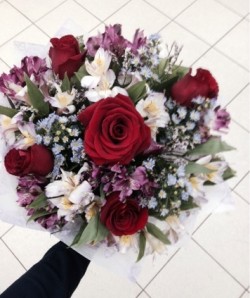 ROSES, STOCK, ALSTROEMERIA, STATICE & MORE DELIVERED TO MOSCOW