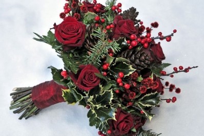 Новогодний букет из роз, хвои и остролиста