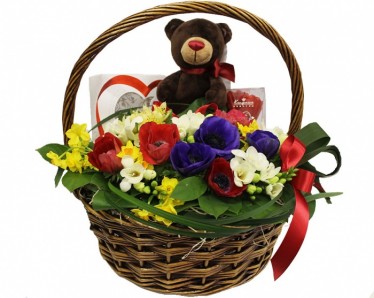 Подарочная корзина с цветами, конфетами и игрушкой