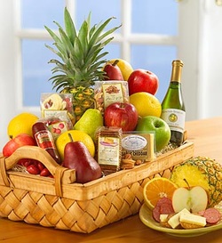 Подарочная корзина с фруктами, вином, деликатесами