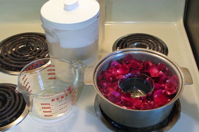 Приготовление розовой воды из лепестков роз