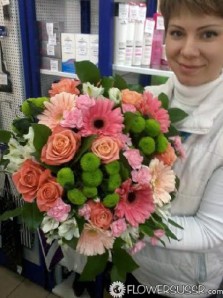 Букет цветов доставлен получательнице на работу