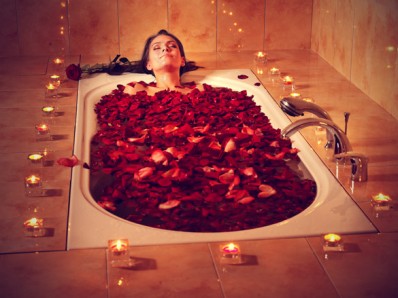 bath-with-rose-petal